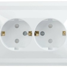 Розетка 2-м СП Вега РСш-3-ВБ с/з контактом и защ. штор 16А бел. IEK ERV24-K01-16-DM