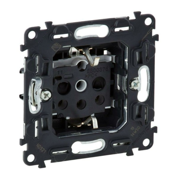 Розетка 1-м СП Valena In’matic 16А IP20 250В 2P+E защ. шторки винт. клеммы механизм Leg 753029