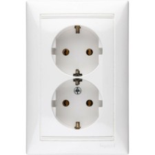 Розетка 2-м СП Valena 16А IP20 2х2P+E с/з немецк. стандарт на винтах бел. Leg 774400