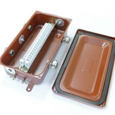 Коробка КМЭР разветвительная клеммная УХЛ1,5 IP65 с зажимами наборными латунный ввод Гофроматик КЗНС-16