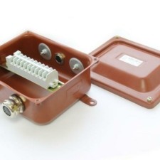 Коробка КМЭР разветвительная клеммная УХЛ1,5 IP65 с зажимами наборными латунный ввод Гофроматик КЗНС-08