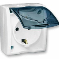 Розетка 1-м ОП Simon15 16А IP54 250В с/з Schuko защ. шторки с крышкой винт. клеммы бел. Simon 1594432-030