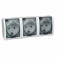 Розетка 3-м ОП Simon15 16А IP54 250В с/з с крышкой винт. клеммы бел. Simon 1594437-030