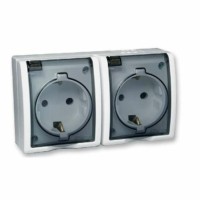 Розетка 2-м ОП Simon15 16А IP54 250В с/з с крышкой винт. клеммы бел. Simon 1594433-030