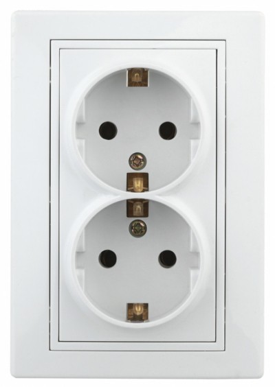 Розетка Intro Plano 1Э-208-01 с/з двойная 2X2P+E Schuko со шторками 16А-250В СП без лапок белый