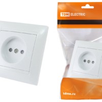 Розетка 2П 10А 250В с защ. шт. белая “Лама” TDM