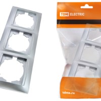 Рамка 3-х постовая вертикальная серебр. металлик “Лама” TDM